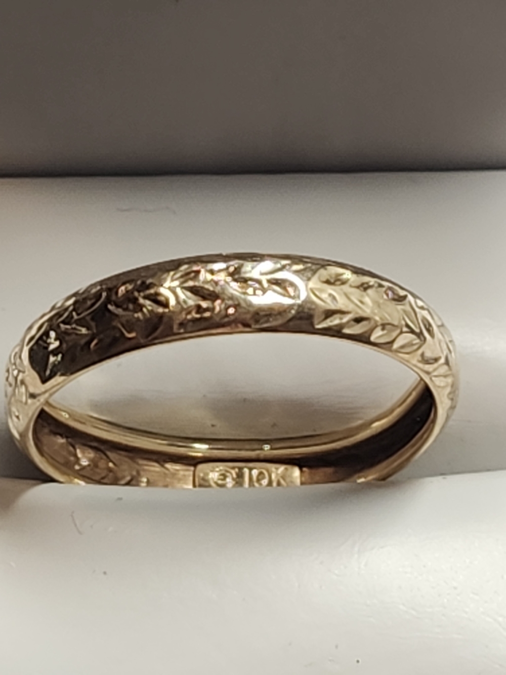 10K Gold Engraved Leaf Pattern Women's Wedding Band Size 8.75